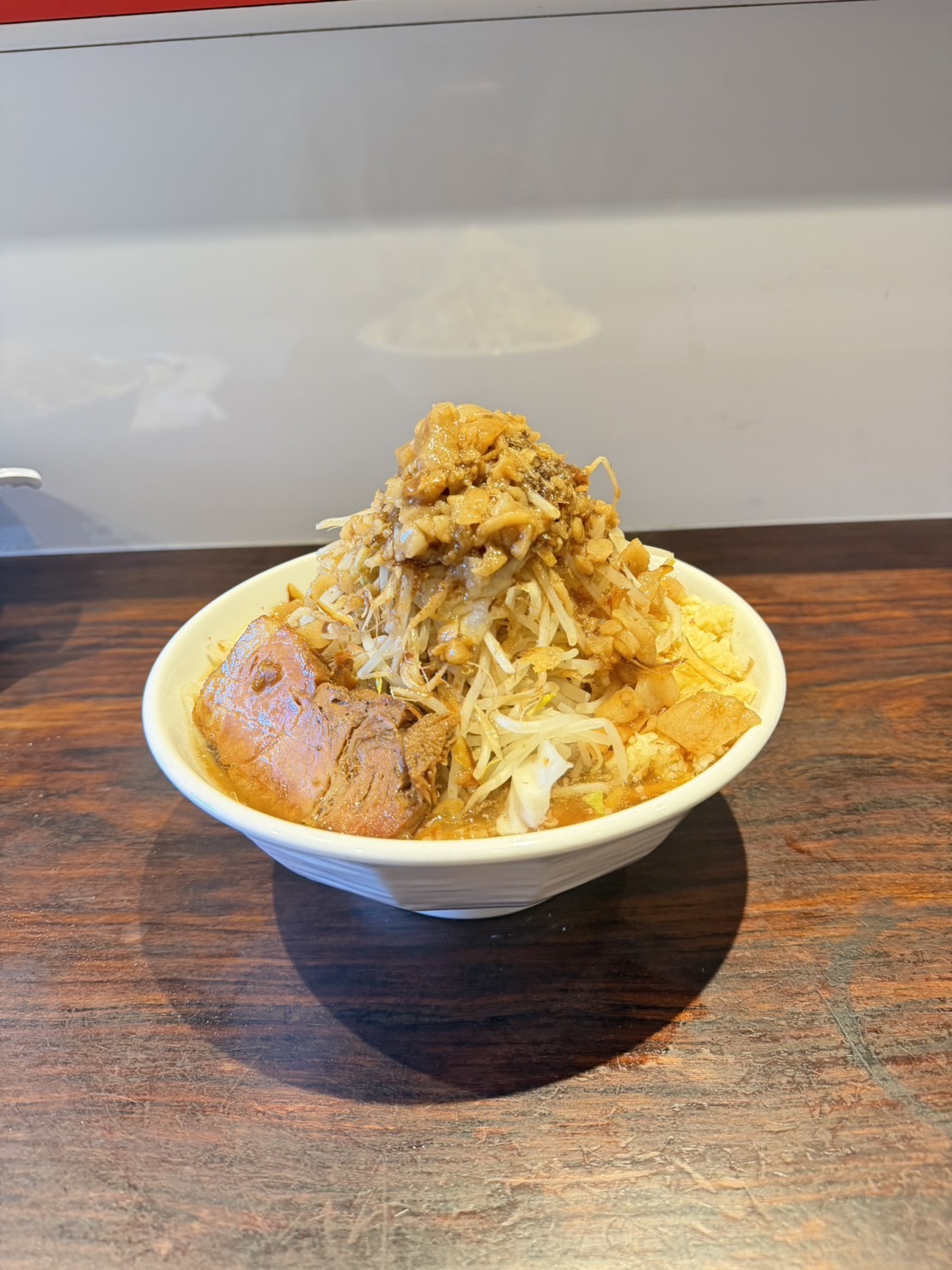 チャーシューと野菜を盛り付けたマシマシ物語のラーメン