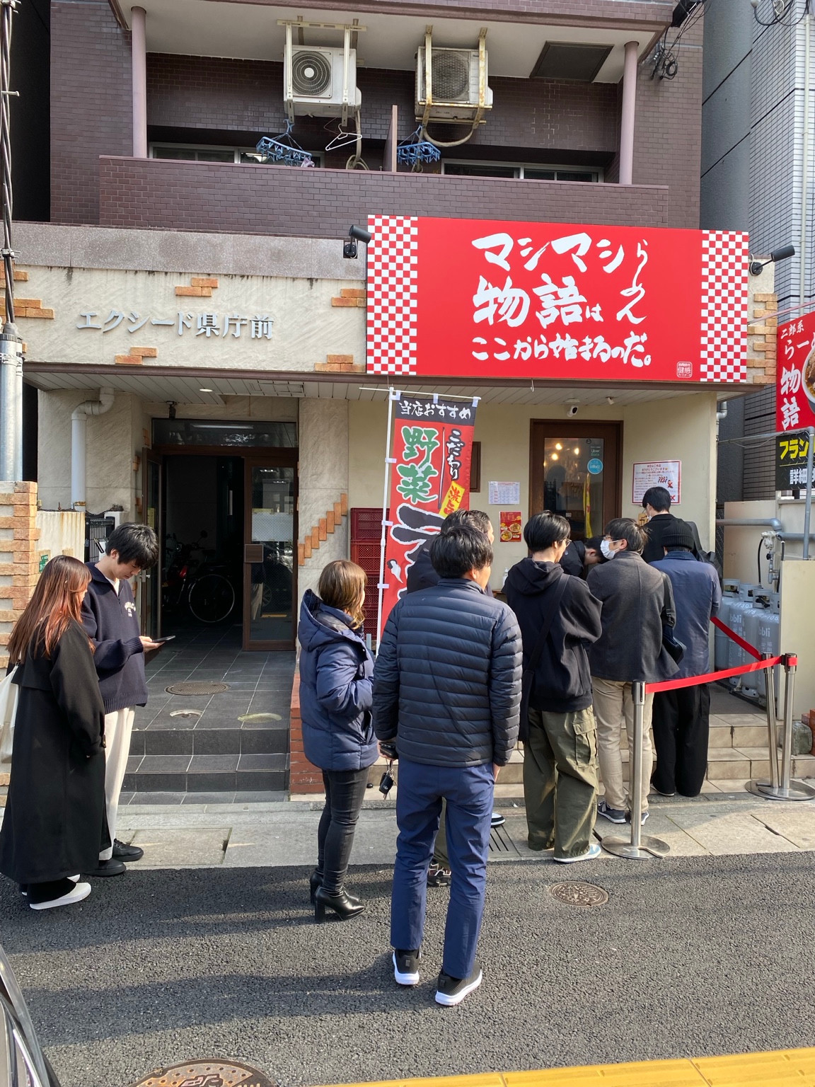 マシマシ物語の昼の店頭と並ぶお客様