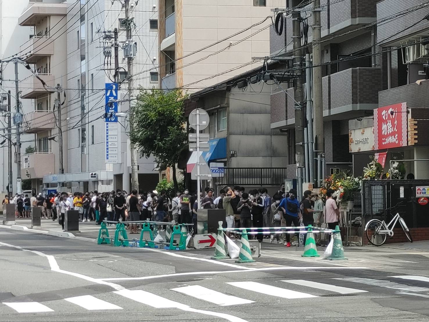 マシマシ物語の昼の店舗外観から歩道に続く行列