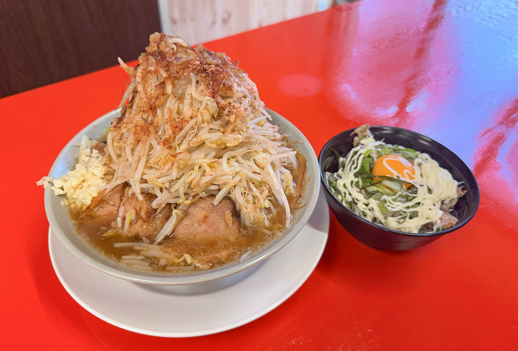 WINGの飯塚店取材記事に掲載されたラーメンと肉脂丼