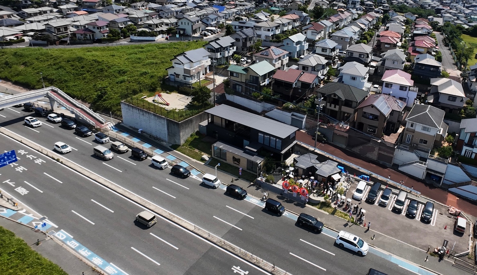 アサヤ香椎店に並ぶお客様たちと、待つ車の列
